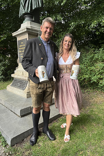Bräurosl Wiesnwirt Peter Reichert mit Franziska Kohlpaintner mit dem Festkrug der Wiesnwirte 2024 (re.) (©Foto: Martin Schmitz)